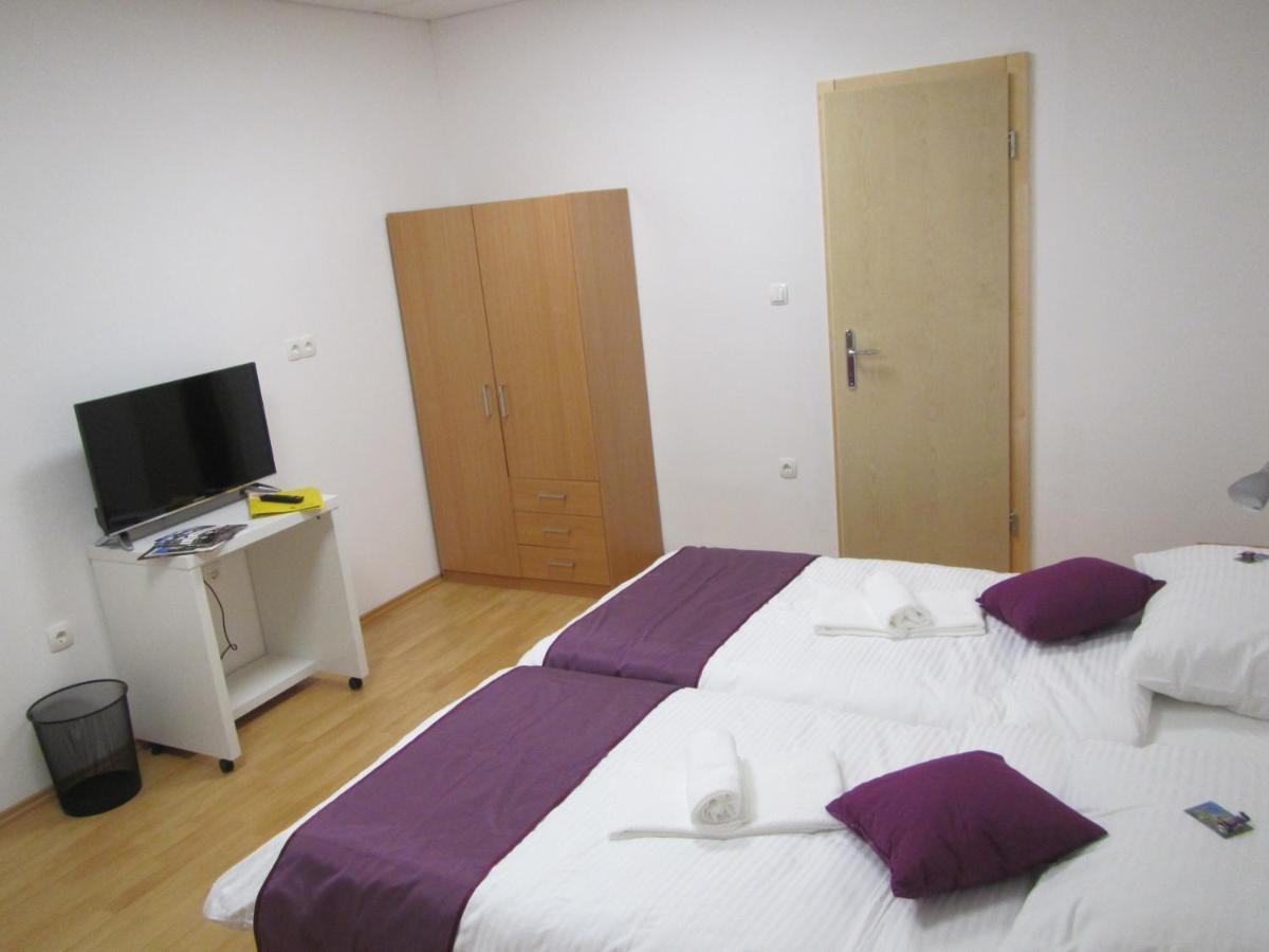 Bed and Breakfast Pod Orehi Postojna Exterior foto