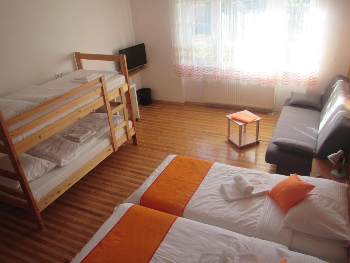 Bed and Breakfast Pod Orehi Postojna Exterior foto